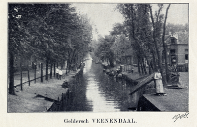 14662 Gezicht op het Benedeneind te Veenendaal met bebouwing en rijen bomen.